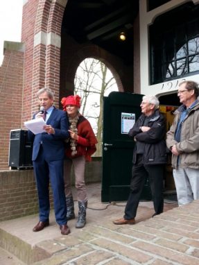 Wethouder Johan Weijland wordt tijdens openingsspeech gestoord door boskneuter!