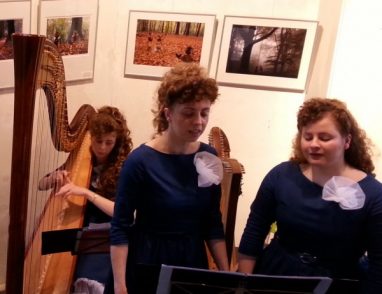 Rhode, Marcelle en Jessica van Leeuwen verzorgden de muzikale omlijsting.